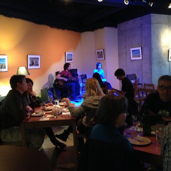 Foto tomada en Mendoza Wine Bar &amp; Music  por Peter B. el 4/21/2013