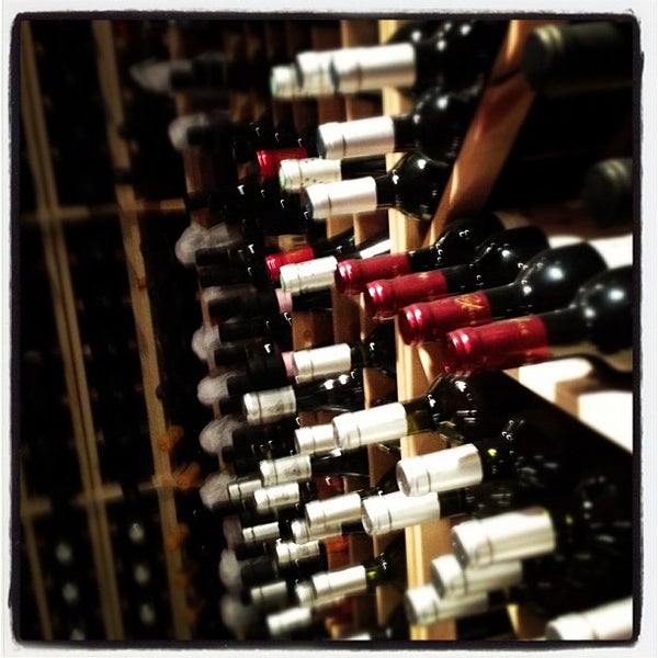 Foto tomada en Mendoza Wine Bar &amp; Music  por Peter B. el 11/2/2012