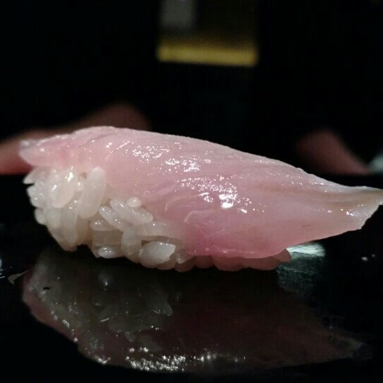 Foto scattata a Sushi Oyama da nanasaurus r. il 2/17/2016