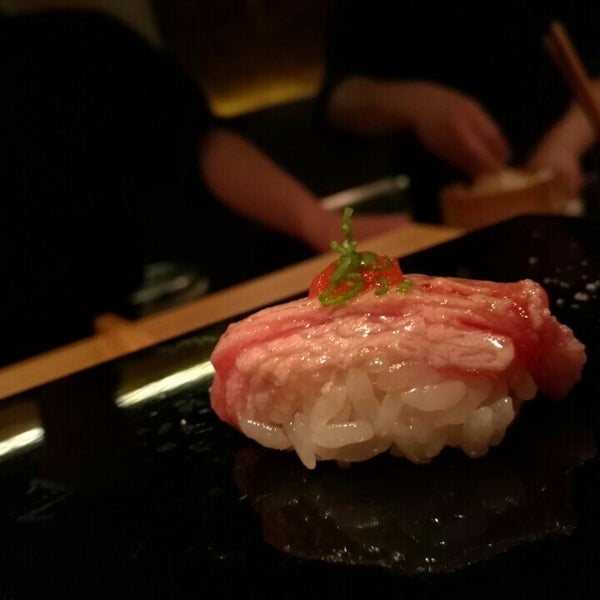 Foto tirada no(a) Sushi Oyama por nanasaurus r. em 2/17/2016