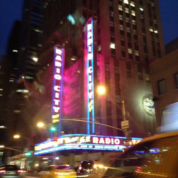 รูปภาพถ่ายที่ Radio City Music Hall โดย ToneMason M. เมื่อ 4/29/2013