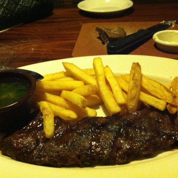 Photo taken at Outback Steakhouse by Ivette on 12/22/2012