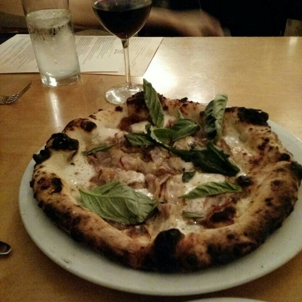 2/27/2016 tarihinde Taylor K.ziyaretçi tarafından Pizzeria Ortica'de çekilen fotoğraf