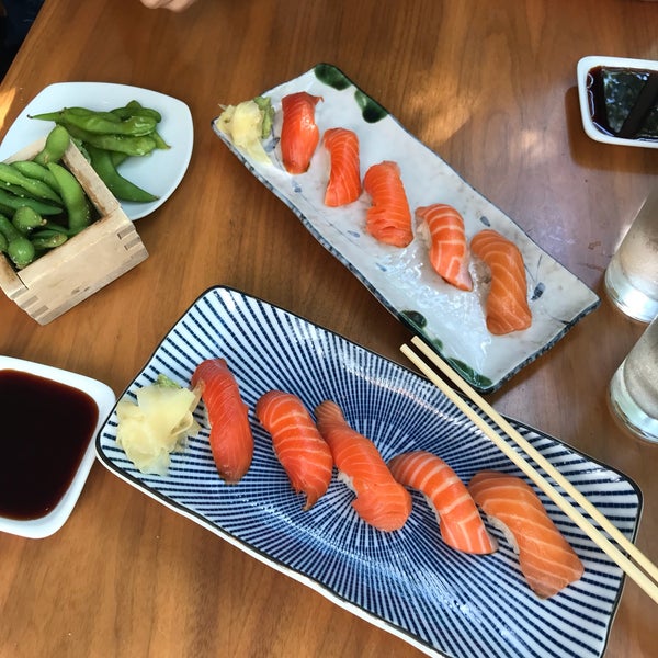 Foto tirada no(a) Masu Sushi por Tanya L. em 9/4/2018