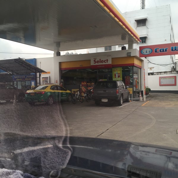 Photo taken at Shell by Jedsada on 10/12/2015