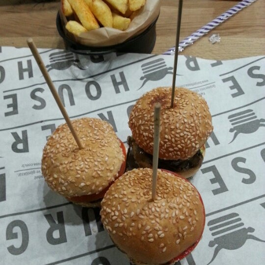 รูปภาพถ่ายที่ Burger House โดย Serap Ö. เมื่อ 1/22/2013