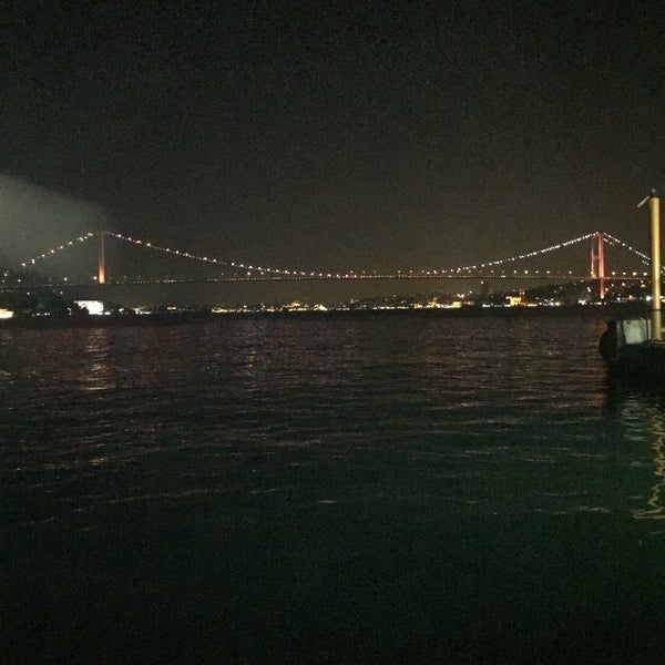 8/2/2015 tarihinde Atakan k.ziyaretçi tarafından Çengelköy İskele Restaurant'de çekilen fotoğraf