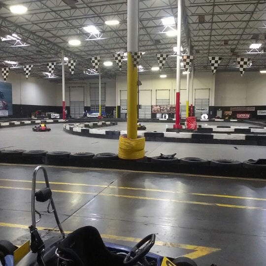รูปภาพถ่ายที่ Fast Lap Indoor Kart Racing โดย Mike and Renee A. เมื่อ 7/5/2013