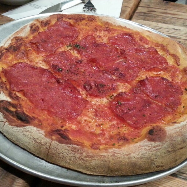 Foto scattata a Bartolotta&#39;s Pizzeria Piccola da Jon H. il 10/21/2013