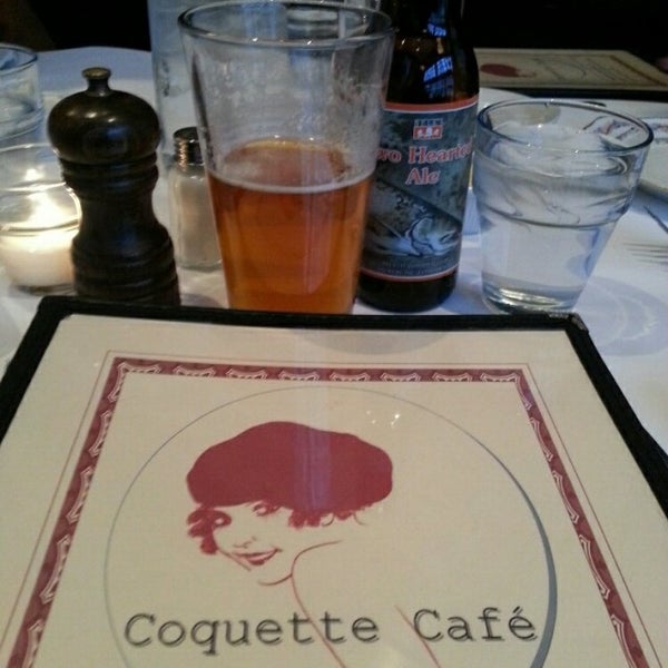 Foto tomada en Coquette Cafe  por Jon H. el 3/22/2014