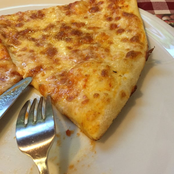 İnce hamur ve lezzeti orta seviyede atıştırmak için dilim pizza yiyebilirsiniz tavsiye ederim