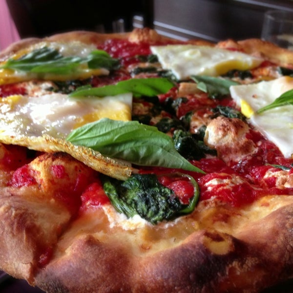 Foto tomada en Antika Restaurant &amp; Pizzeria  por Erin A. el 7/7/2013