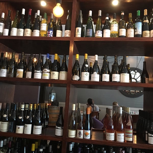 Foto diambil di Sonoma Wine Bar &amp; Restaurant oleh Kelli pada 9/1/2016