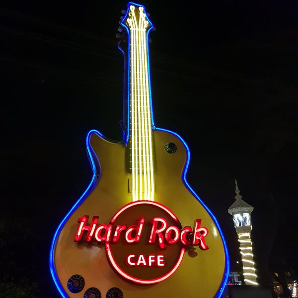 Foto diambil di Hard Rock Cafe Angkor oleh Amir H. pada 1/1/2019
