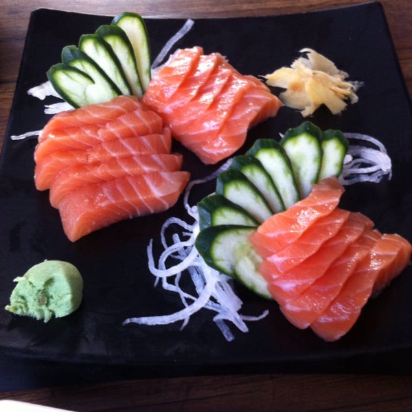 Ambiente agradável! Sashimi de salmão delícia e atendimento ótimo!