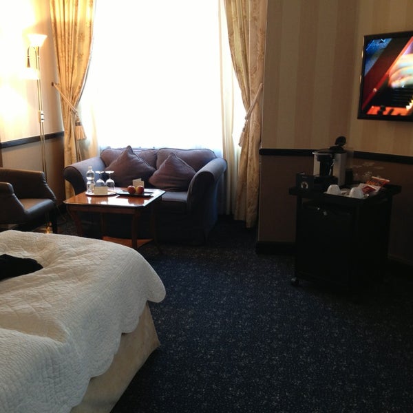 Das Foto wurde bei Small Luxury Hotel Ambassador von Саша am 3/5/2013 aufgenommen