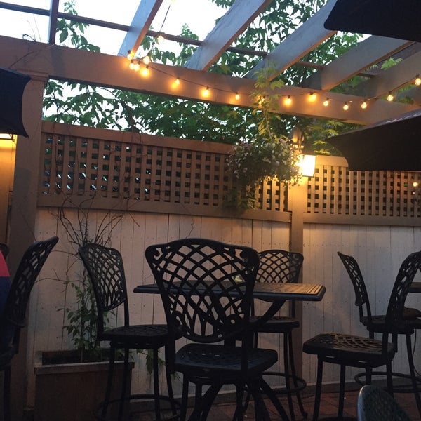 6/13/2015 tarihinde Tyler M.ziyaretçi tarafından Green Briar Restaurant &amp; Pub'de çekilen fotoğraf