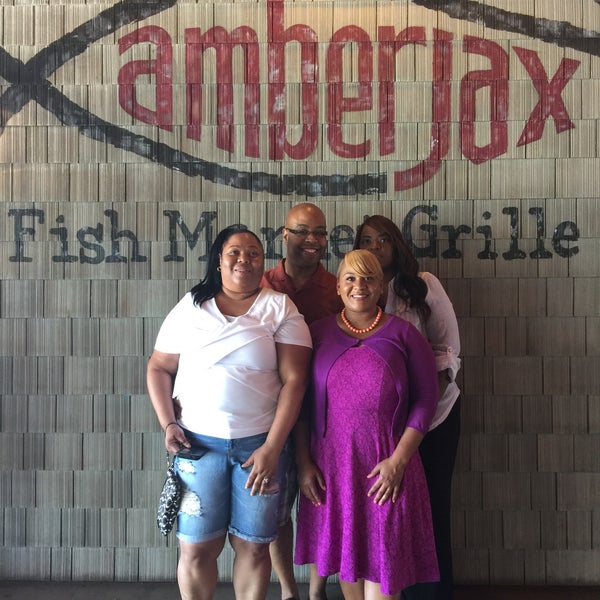 Снимок сделан в Amberjax Fish Market Grille at Trinity Groves пользователем Deanna G. 6/28/2015