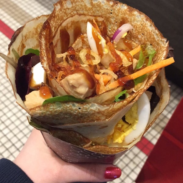 Photo taken at Eight Turn Crepe by Ming L. on 1/30/2015