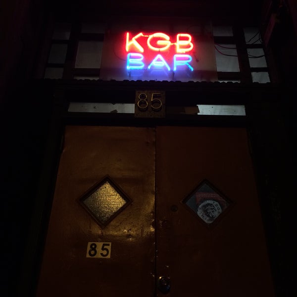 Das Foto wurde bei KGB Bar von Steve S. am 12/18/2014 aufgenommen