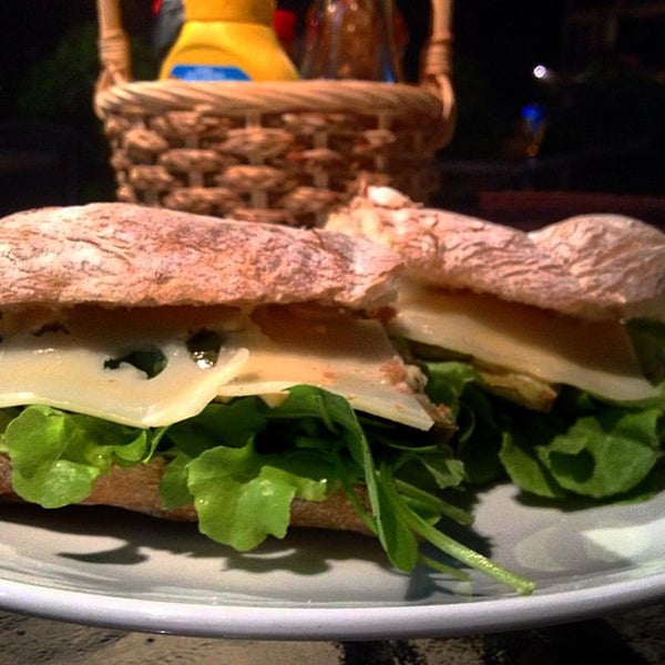Foto tirada no(a) Lucky 13 Sandwich por Анна-Алиса Ч. em 9/15/2015