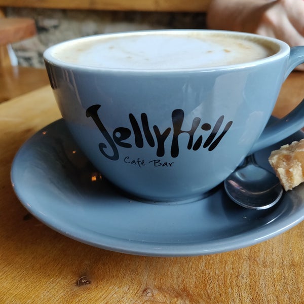 Снимок сделан в Jelly Hill Cafe Bar пользователем MiniJ P. 8/3/2019