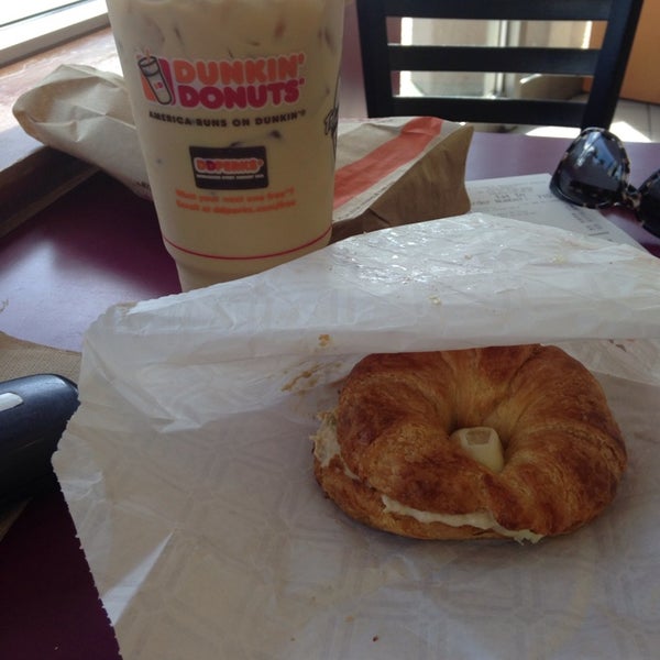 Photo taken at Dunkin&#39; by Claudia on 9/8/2014