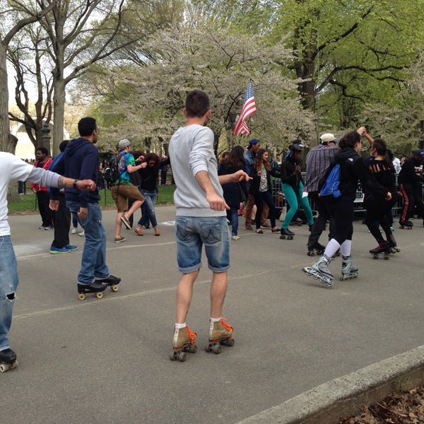 Foto tomada en Central Park Dance Skaters Association (CPDSA) — Free Roller Skating Rink  por Burcu E. el 4/27/2014