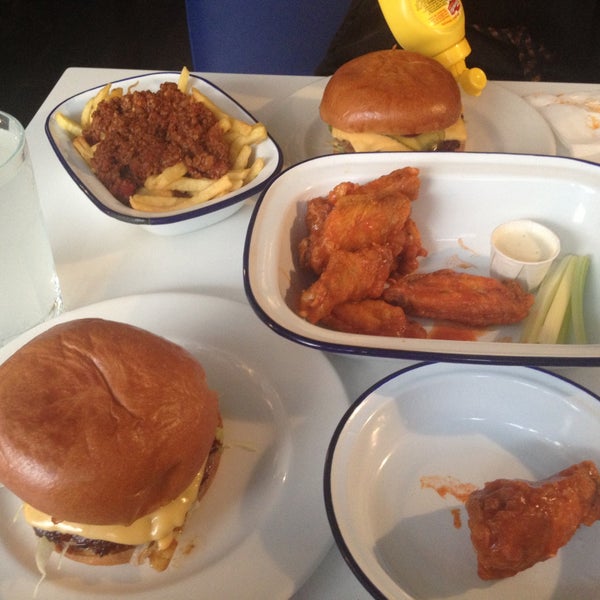 4/19/2013 tarihinde Rusty D.ziyaretçi tarafından Burger &amp; Shake'de çekilen fotoğraf
