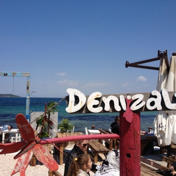 Das Foto wurde bei Denizaltı Cafe &amp; Restaurant von Batuhan C. am 4/22/2013 aufgenommen