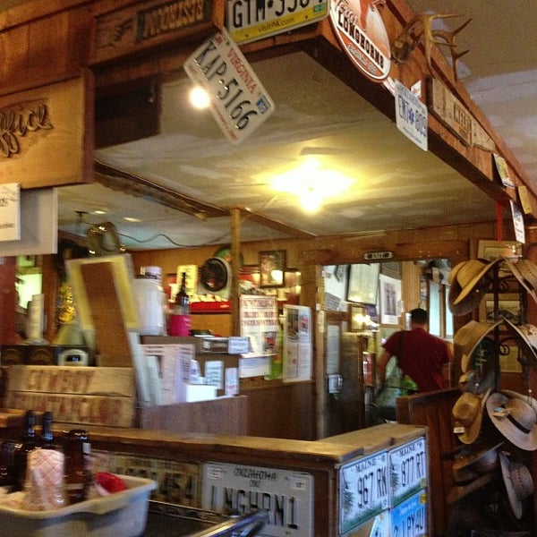 11/24/2012 tarihinde John H.ziyaretçi tarafından Meers Store &amp; Restaurant'de çekilen fotoğraf
