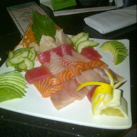 Photo prise au Nakama Sushi Restaurant &amp; Lounge par John G. le9/14/2012