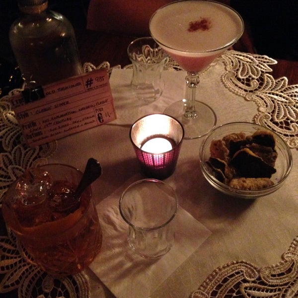 Das Foto wurde bei Old Fashioned Cocktail &amp; Absinthe Bar von Melissa B. am 8/14/2015 aufgenommen
