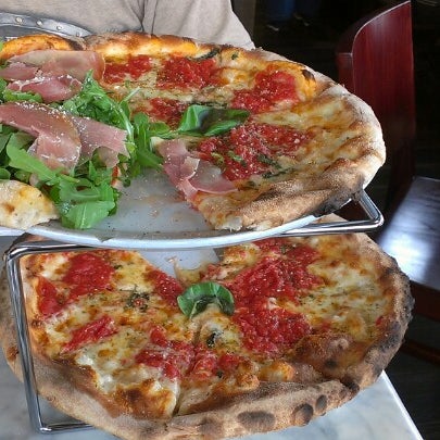 Foto diambil di Carluccio&#39;s Coal Fired Pizza oleh Tamar pada 10/7/2012