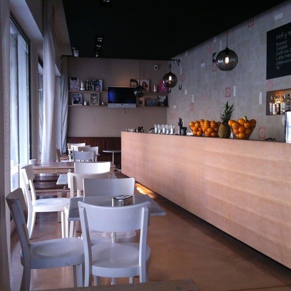 Foto tirada no(a) Zhero Star Sushi Bar &amp; Coffee por Aida em 10/12/2013