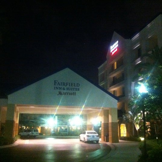 Das Foto wurde bei Fairfield Inn &amp; Suites by Marriott Orlando Lake Buena Vista in the Marriott Village von YRA am 9/21/2012 aufgenommen