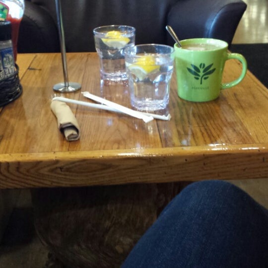 Foto tirada no(a) Green Sage Cafe por Gabby em 3/12/2014