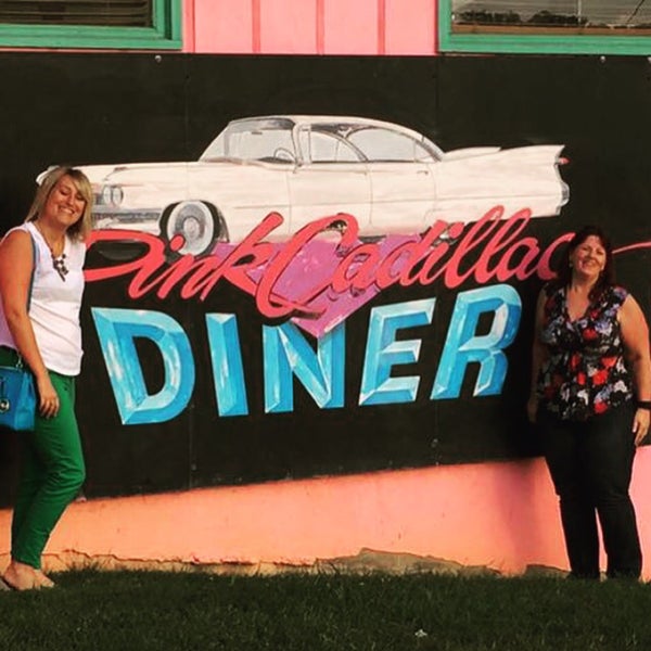 Foto tirada no(a) The Pink Cadillac Diner por Andrea N. em 8/9/2015