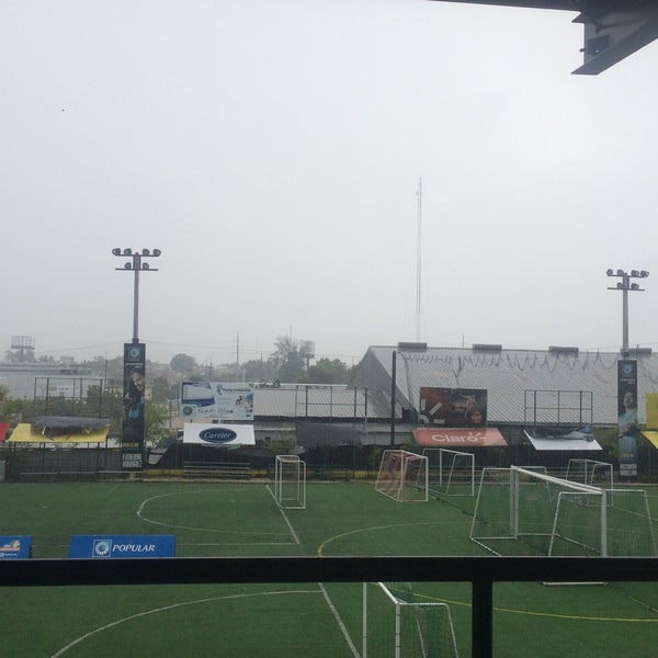 Media Cancha Campo de fútbol en Santo Domingo Media Cancha Campo de fútbol en Santo Domingo