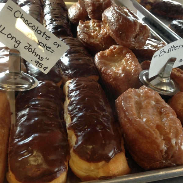 รูปภาพถ่ายที่ Primo&#39;s Donuts โดย Offalo O. เมื่อ 4/1/2013