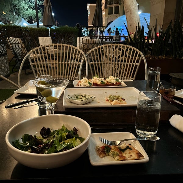 Foto diambil di Olive &amp; Ivy Restaurant + Marketplace oleh Dante B. pada 11/7/2021
