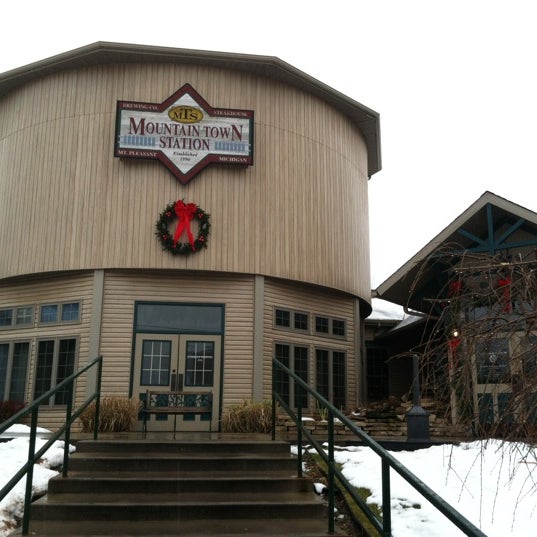 Foto tirada no(a) Mountain Town Station por Zachary C. em 12/15/2012