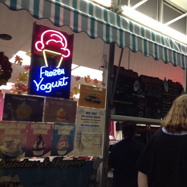 รูปภาพถ่ายที่ Curly&#39;s Ice Cream &amp; Frozen Yogurt โดย Michael P. เมื่อ 10/6/2013