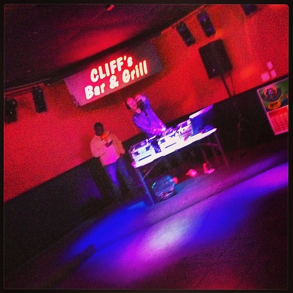 Foto diambil di Cliff&#39;s Bar And Grill oleh David G. pada 3/3/2013