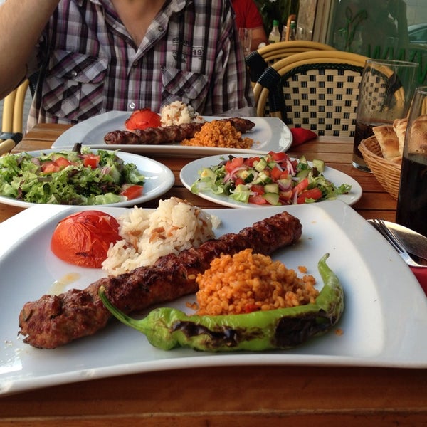รูปภาพถ่ายที่ Mevlana Restaurant โดย Hüseyin S. เมื่อ 7/10/2013