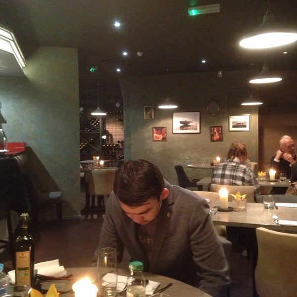 Photo prise au Monty&#39;s Restaurant and Bar par Tolebi le4/15/2014
