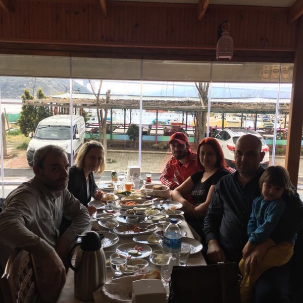 Foto tirada no(a) Poyrazköy Sahil Balık Restaurant por Kerem İ. em 4/23/2017