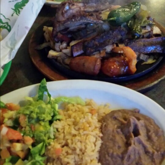 Das Foto wurde bei Spanish Flowers Mexican Restaurant von Adolfo C. am 8/23/2013 aufgenommen