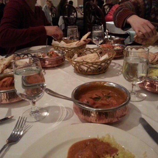 12/15/2012 tarihinde Margeaux M.ziyaretçi tarafından Sapphire Indian Cuisine'de çekilen fotoğraf