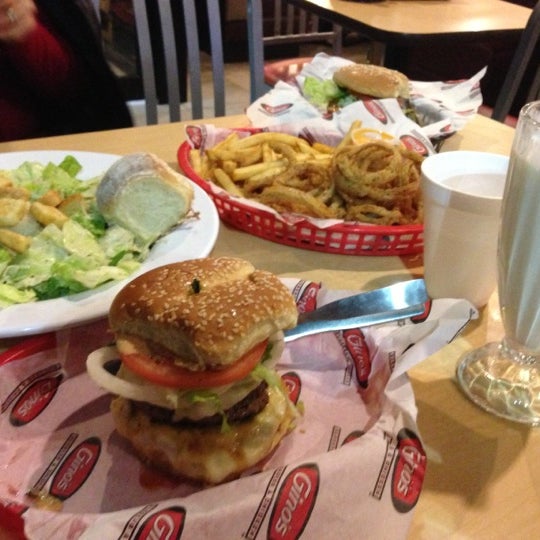 11/9/2012에 Jim R.님이 Gino&#39;s Burgers &amp; Chicken에서 찍은 사진